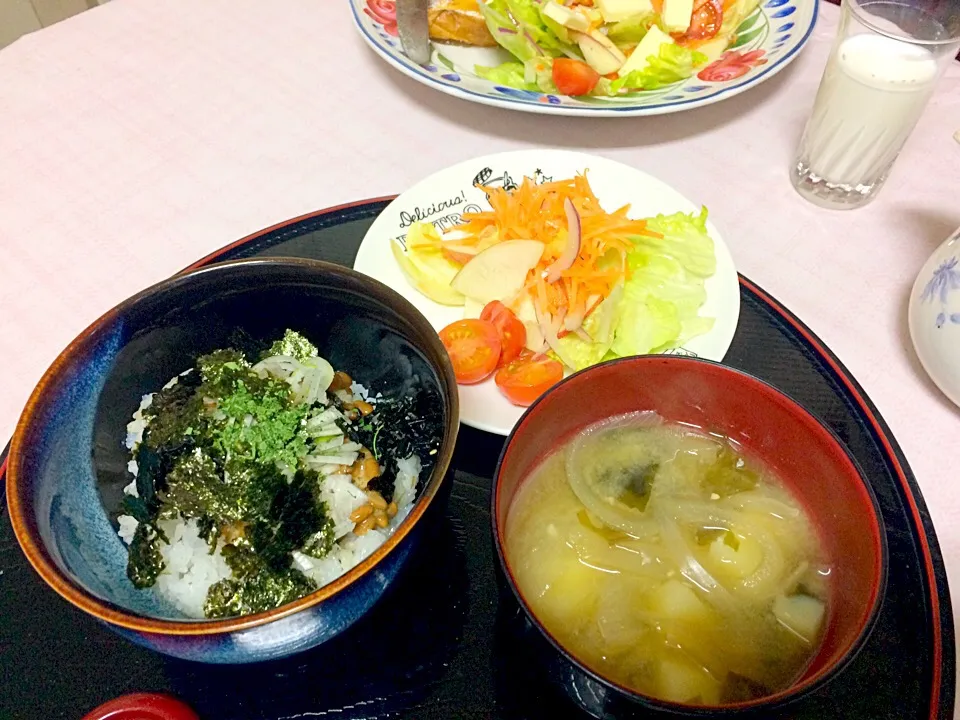 私は納豆ご飯。旦那はフレンチトースト。しかし、納豆に味噌汁では、塩分2gを超えます。
旦那は味噌汁嫌いだし、もち麦入りご飯も嫌い🍚で残します。
私は納豆に味噌汁❤２年は食べていません。😭お互いに大満足な朝でした。|ナタママさん