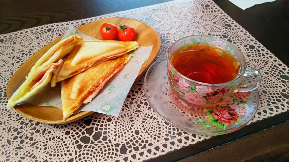 Snapdishの料理写真:今日の朝食に🍴ホットサンド🍞|河上 あいさん