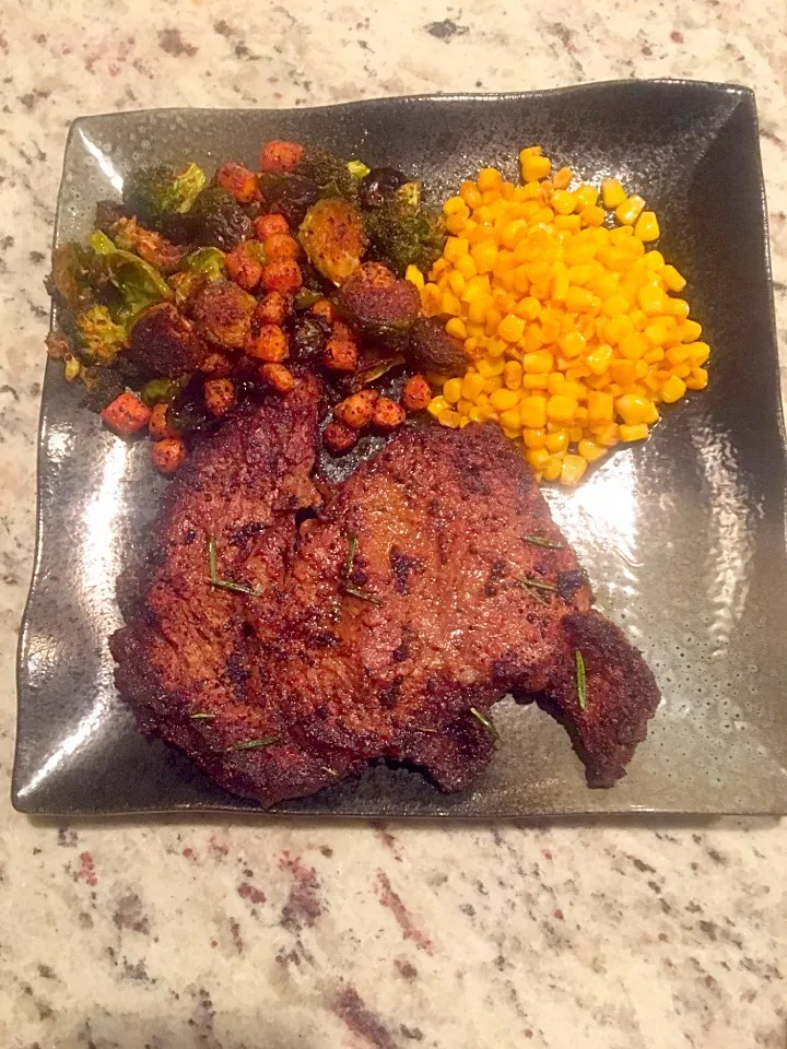 Ribeye with corn and roasted veggies|Rafael Pachecoさん