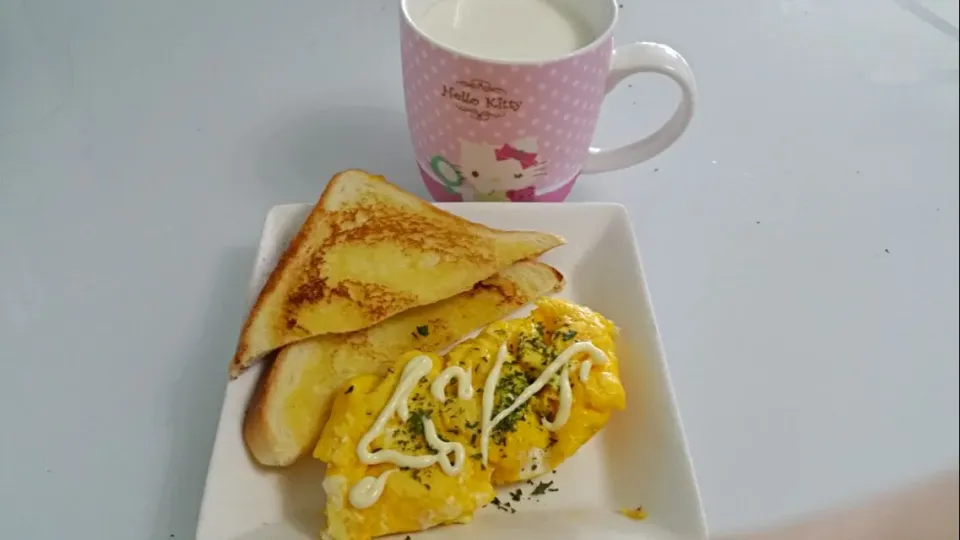 Happy Sunday breakfast 😍 
Cheesy omelette with butter toast|🌷lynnlicious🌷さん