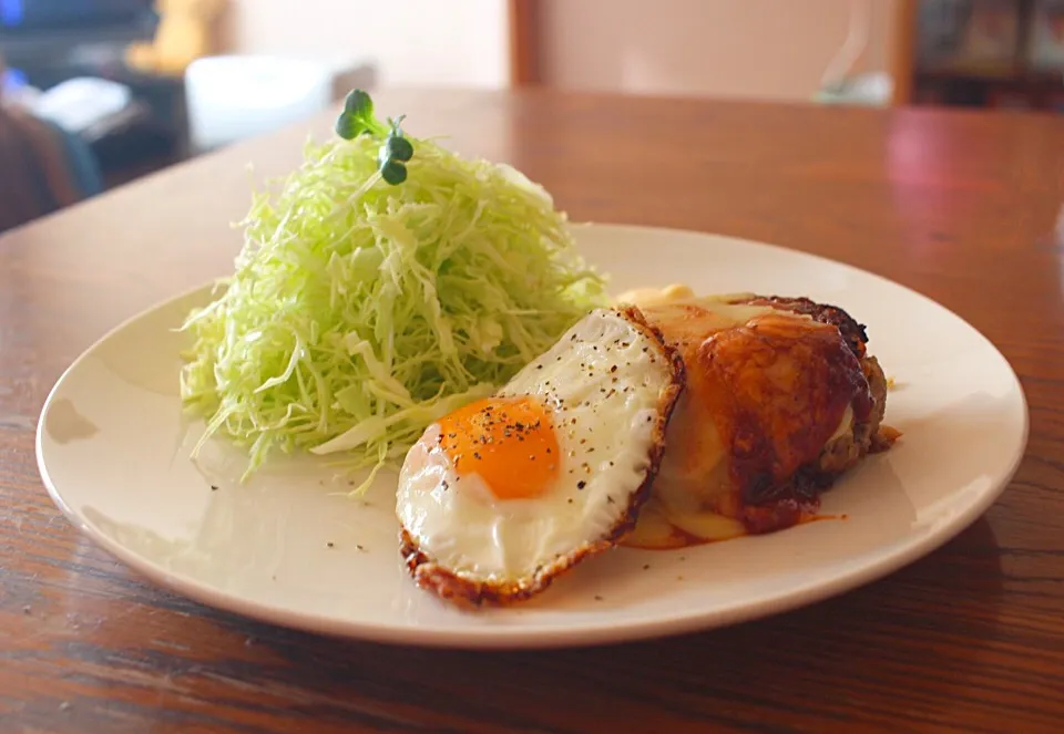 チーズむっちゃかけた朝から目玉焼きハンバーグ|ZONAVEさん