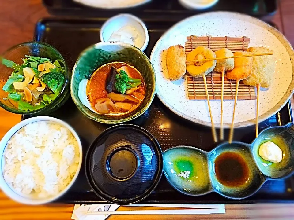 串揚げランチ♪前菜付きで、揚げたての串揚げで、800円は、お安い❣
しかも お野菜がめっちゃ美味しい～♡|yokoさん