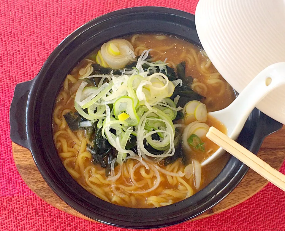 小鍋ちゃんメニュー( ◠‿◠ )
日清ラ王味噌🤗
お湯500入れて、ラーメン入れて、
蓋して、レンチン5分✌️
小鍋ちゃんやるね（笑）👍👍👍
たっぷりワカメと長ネギ入れました🤗💖レンチン5分、食べて5分（笑）
早業10分ランチ( ◠‿◠ )🎵🎵|はみちゃんさん