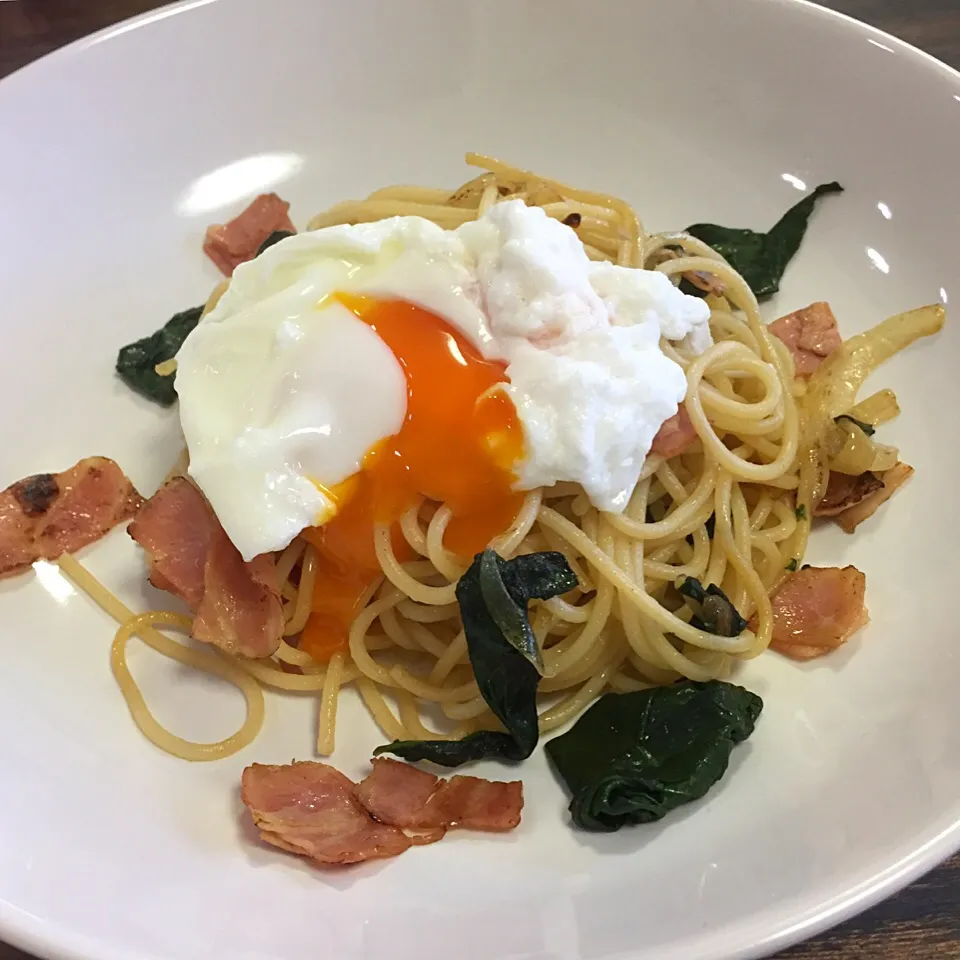 ほうれん草とベーコンのシンプルパスタ ポーチドエッグのせ😋😋😋|いしくん。（たまご王子🥚🐣🐥🐔）さん