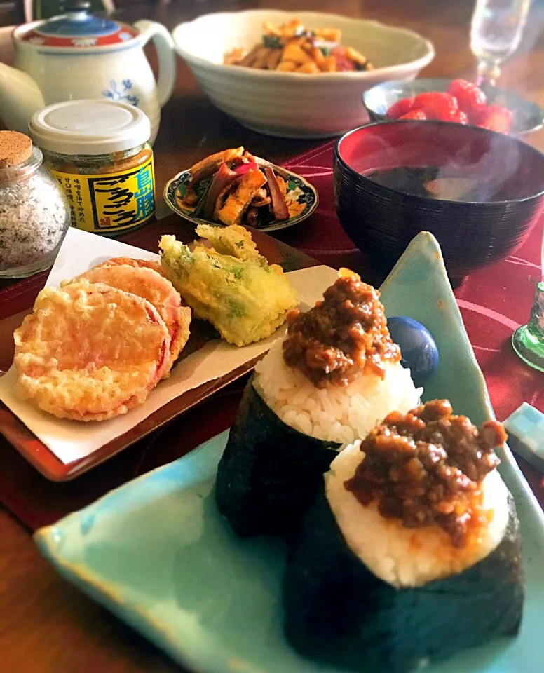 お昼ごはん✨ ⭐︎桃咲マルクさんの赤カブの天ぷらと つぼみ菜の天ぷら ⭐︎「島豚ごろごろ」のおにぎり ⭐︎赤カブの葉とパリパリ薄揚げとちくわのキンピラ ⭐︎赤カブとワカメのお吸物|七味さん