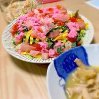 Snapdishの料理写真:チラシ寿司 お刺身ちょっとだけしか無かったので、寿司太郎で！|ハルママさん