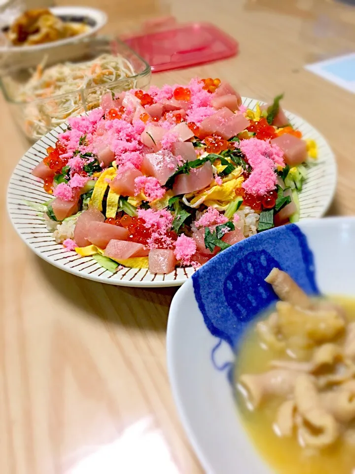 Snapdishの料理写真:チラシ寿司 お刺身ちょっとだけしか無かったので、寿司太郎で！|ハルママさん