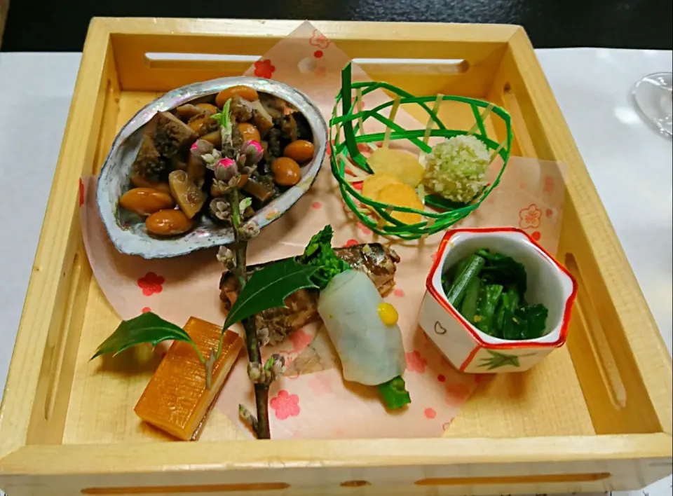 Snapdishの料理写真:八　寸 鮑大船煮
　　　　鰯香梅煮
　　　　河豚ハムと菜の花黄味酢
　　　　空豆鶏そぼろ挟みみじん粉揚げ
　　　　のし梅と酒粕
　　　　山葵菜煎りからすみ
　　　　慈姑煎餅|哲さん