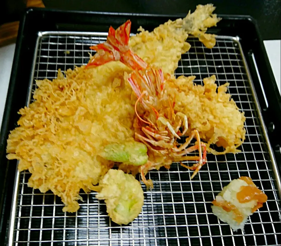 Snapdishの料理写真:天麩羅　活巻海老、針魚、天豆、梅卸|哲さん