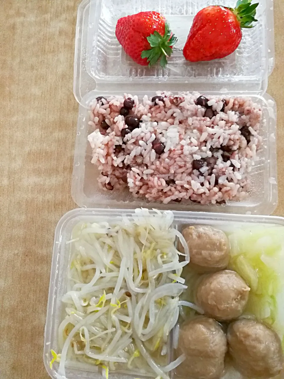 Snapdishの料理写真:牛肉丸子，豆芽菜，红豆米饭|Lilyさん