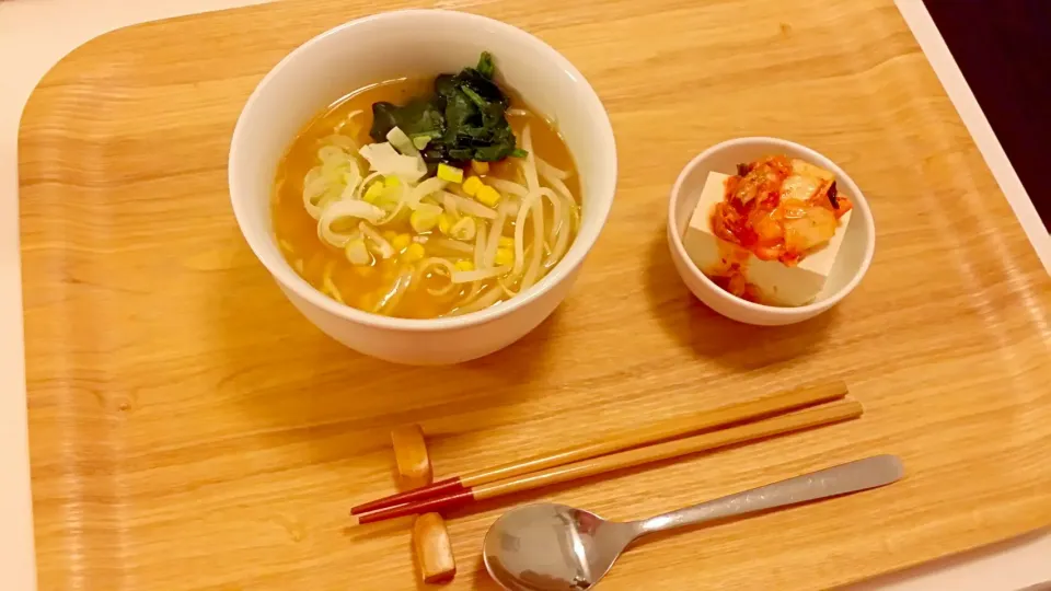 今日の夕食　ラ王味噌ラーメン、キムチのせ冷奴|pinknari🐰🌈さん