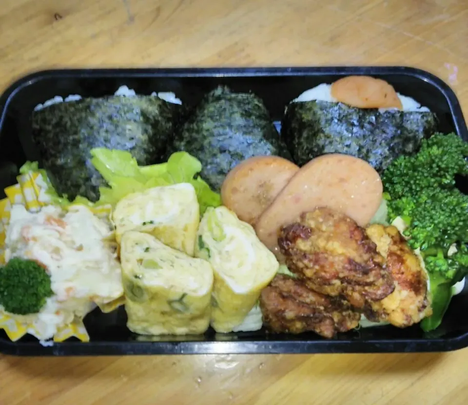 Snapdishの料理写真:旦那夜勤弁当🍱
    おにぎり～|miimiさん