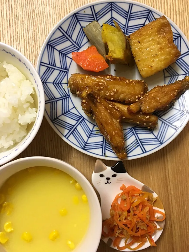 手羽中の甘辛揚げ、根菜だらけのぎゅうぎゅう焼き、人参しりしり、コーンスープ、ご飯。

#ムスメご飯|mossan＠OSAKAさん