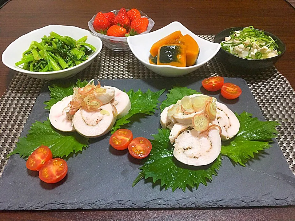 鶏ハム
かぼちゃの煮物
カブの葉の胡麻和え
鶏皮おろしポン酢
イチゴ🍓|みっきーさん