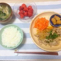 生姜焼き 人参ラペ 里芋煮っころがし 舞茸とチンゲン菜のお味噌汁 いちご|nontarosさん