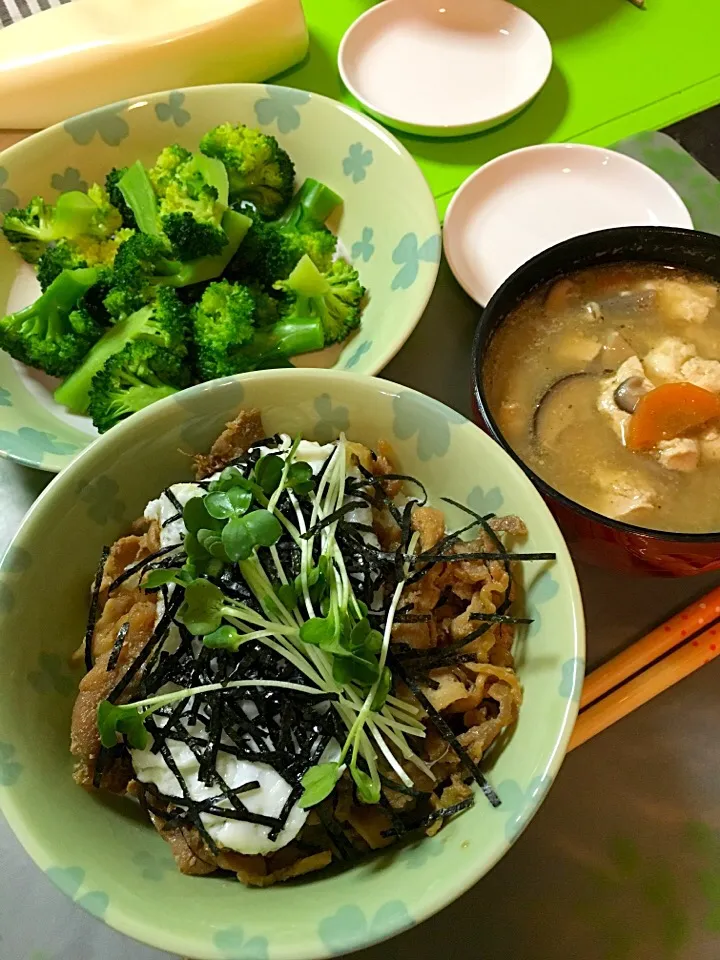 変わり親子丼(鶏胸肉切り落としわー甘辛く煮たのと目玉焼き、刻み海苔、カイワレ乗せ)けんちん汁、茹でブロッコリー(*^｡^*)|ライムさん