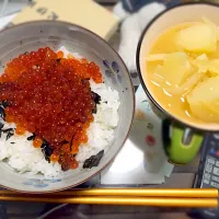 Snapdishの料理写真:いくらの醤油漬けと味噌汁|関蓉子さん