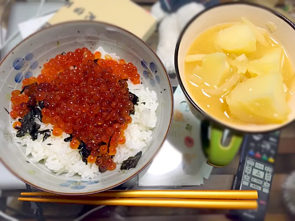 Snapdishの料理写真:いくらの醤油漬けと味噌汁|関蓉子さん