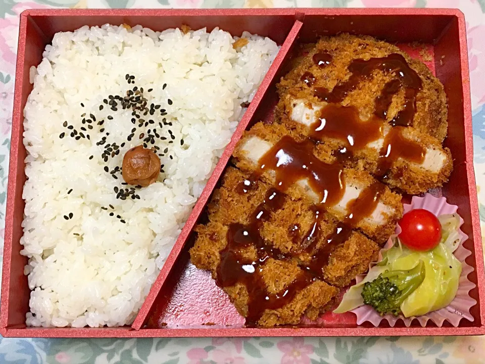 Snapdishの料理写真:厚切りロースとんかつ弁当🍱特製ソース付き|ゆうじ.さん