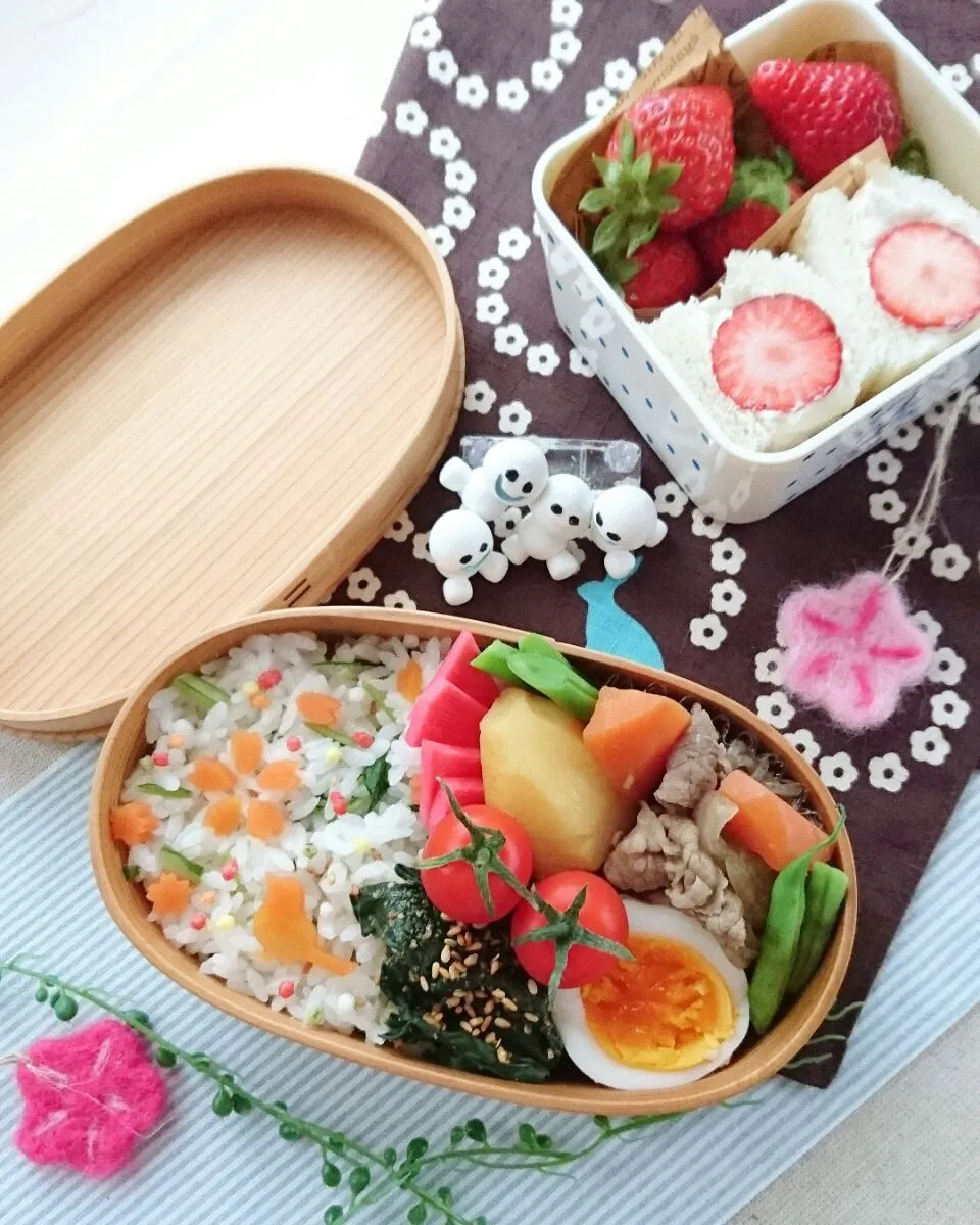 娘弁当☺  肉じゃが  壬生菜の漬物の混ぜご飯 ほうれん草のごま和え  紅芯大根の甘酢  ゆで玉子  プチトマト🍅  型抜きにんじん  フルーツサンド🍓  いちご🍓|e  satoさん