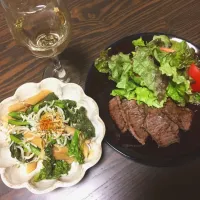 Snapdishの料理写真:牛焼肉 バルサミコソース
サニーレタスとトマトのサラダ
菜の花とシラスのオイルパスタ(ペンネ)|ミホさん