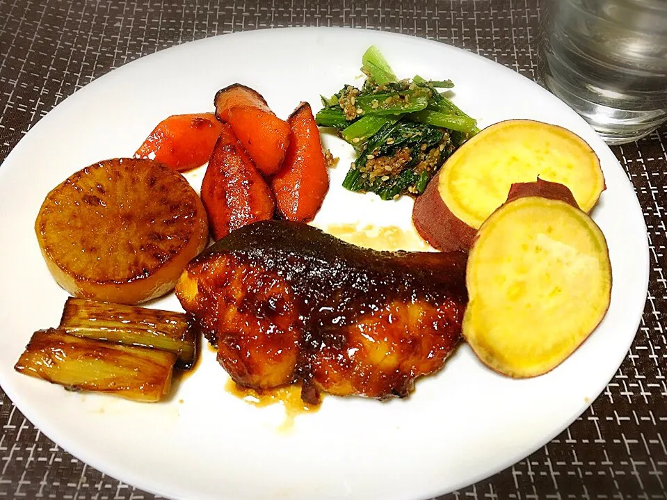 ブリの照り焼きと焼き野菜🐟🐟🥕小松菜の胡麻和え、さつまいも🍠|くろねこっく🐈‍⬛さん