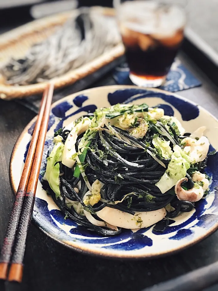 Snapdishの料理写真:イカスミ麺の焼きそば|rick chanさん