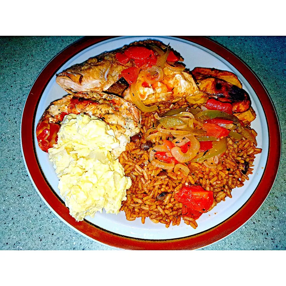 Grilled Crawfish Tail Fried Snapper Head Peas n Rice Potato Salad and Fried Sweet Plantains.|Juan Simmsさん