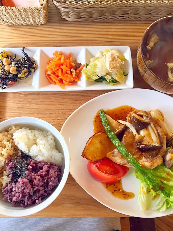 サケとキノコのソテー醤油マスタードソース ランチ|nooringoさん