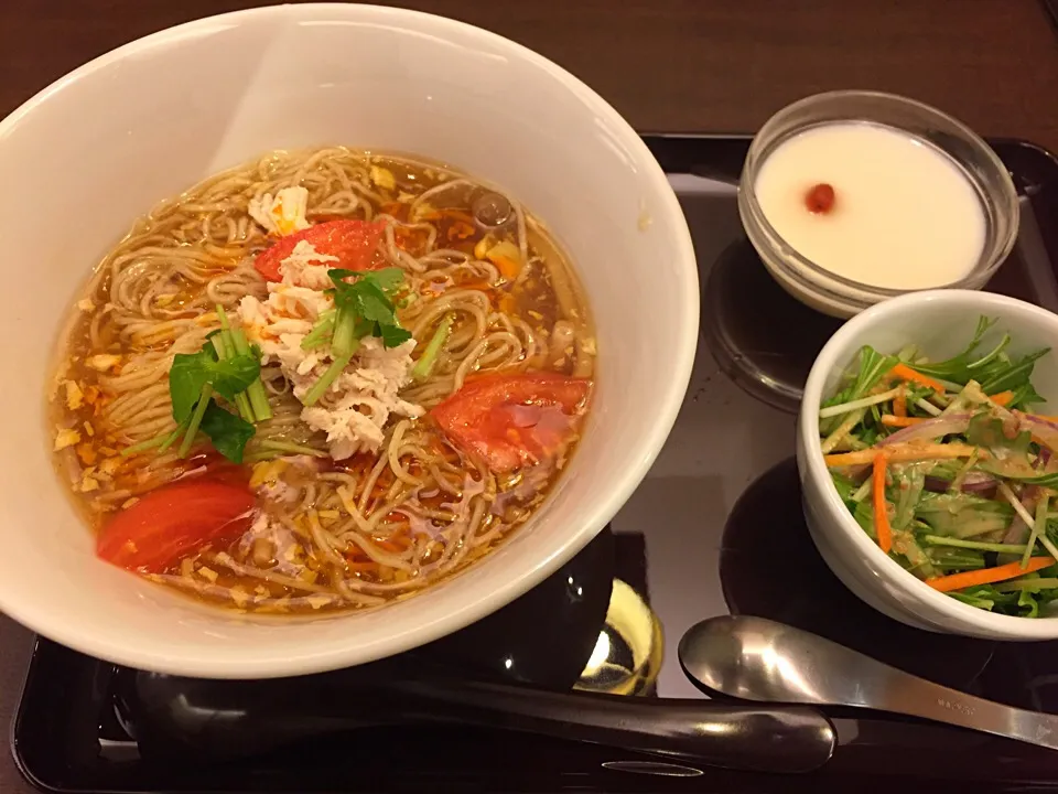 中部国際空港で 酸辣湯麺 酸味が足りなくて 黒酢増し増し|sayakaさん