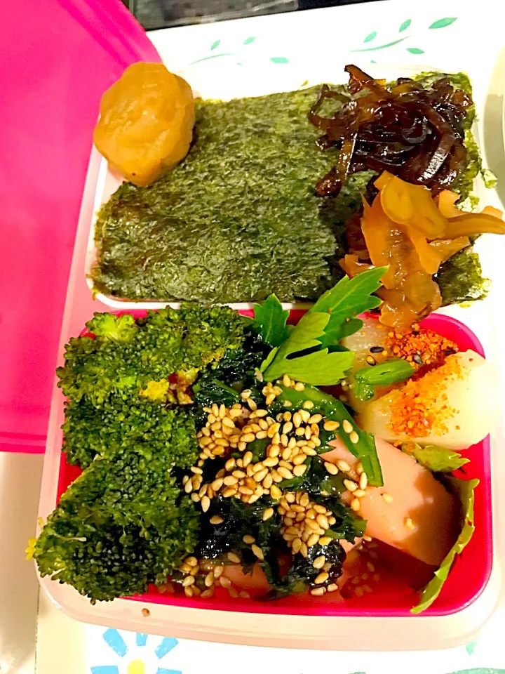 Snapdishの料理写真:パパお弁当🍱😋  ソーセージとセロリの葉の炒め物  焼きブロッコリー  大根の糠漬け  椎茸昆布の佃煮  福神漬け  梅干しのはちみつ漬け  焼き海苔|ch＊K*∀o(^^*)♪さん