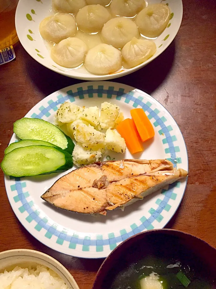 鮭のステーキ  添え野菜  味噌汁   小籠包(チンした物)|掛谷節子さん