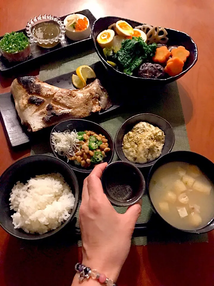 Today's Dinner🍴前菜･卵と大根の煮物･鰤かまの塩焼き･白飯･子持ちめかぶ大和芋･ｵｸﾗしらす納豆･おあげと生海苔のお味噌汁|🌈Ami🍻さん