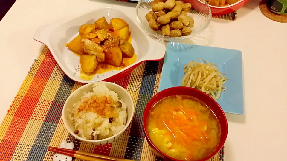 今日の夕食　新じゃがと豚バラのキムチ煮、もやしのごま和え、きのこの白だし炊き込みご飯、人参と卵の味噌汁、ゆで落花生|pinknari🐰🌈さん