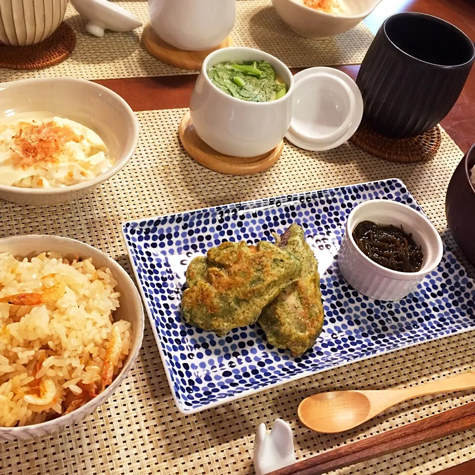 Snapdishの料理写真:ブリの海苔塩天ぷら  もずく
茶碗蒸し  寄せ豆腐
桜えびご飯|でんでんむしごはんさん