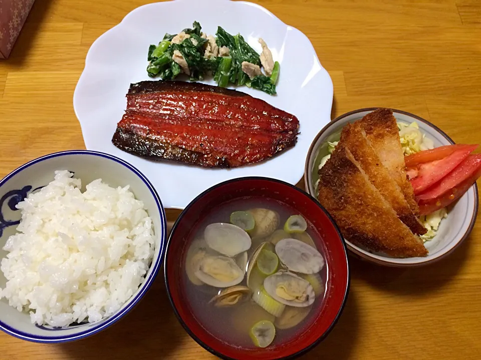 さんまみりん干し、ゆで鶏と小松菜の胡麻ドレ和え、ハムカツ、あさりのお吸い物|いちごさん