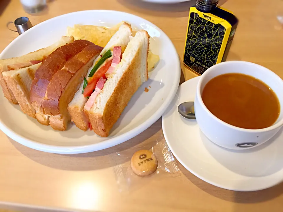 本日のランチ🍞

厚切りベーコンとチーズと野菜のトーストサンド@ミヤマ珈琲🍞☕️|マニラ男さん