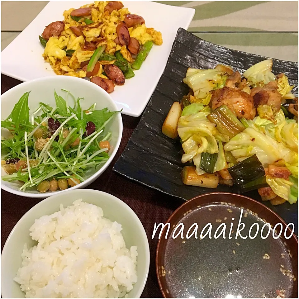 Snapdishの料理写真:ガリバタチキン⭐︎ウインナーとアスパラの玉子炒め⭐︎水菜サラダ⭐︎わかめスープ|マイコさん