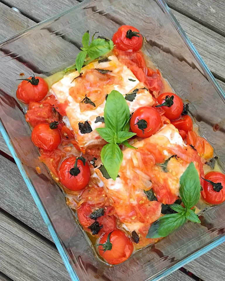 Slow baked salmon with tomatoes and basil|12Dragonさん