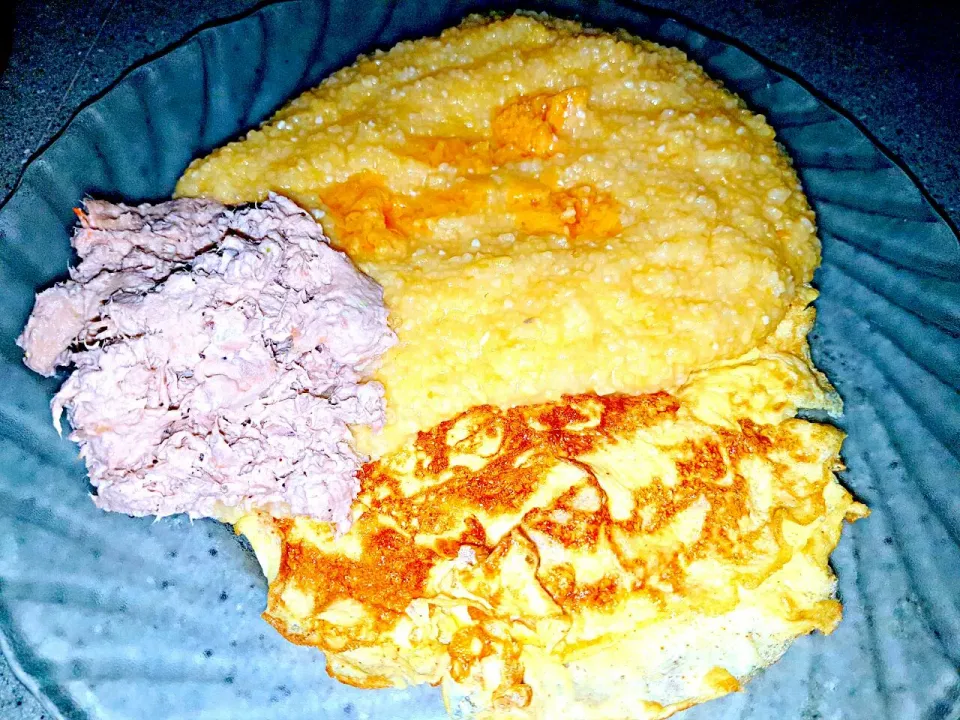 Cheesy Grits with Tuna Salad and a Plain Omelette.|Juan Simmsさん