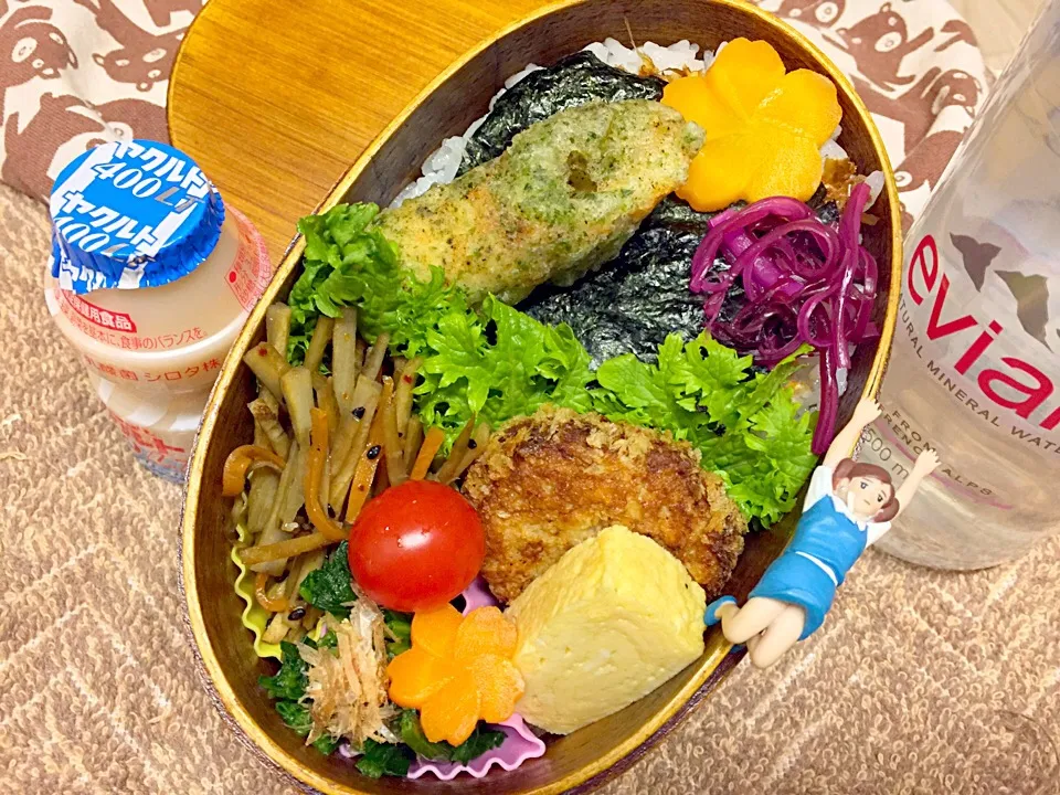 海苔弁(間にゴマおかか)&マグロメンチカツ&ちくわ磯辺揚げ&だし巻き玉子&ほうれん草のお浸し&きんぴらゴボウ&しばワカメ&人参飾り切り&わさび菜&プチトマトのダーリンお弁当♪

#弁当 #フチ子 #また真冬並み気温でゲンナリ|桃実さん