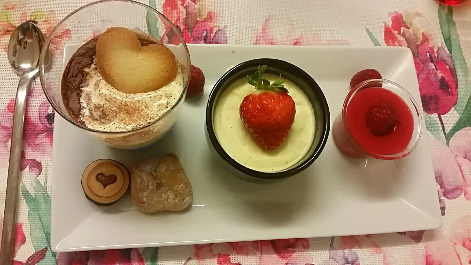 homemade Valentine dessert variation:
Tiramìsu, Panna Cotta and Strawberry 🍓 shot|Najeskaさん