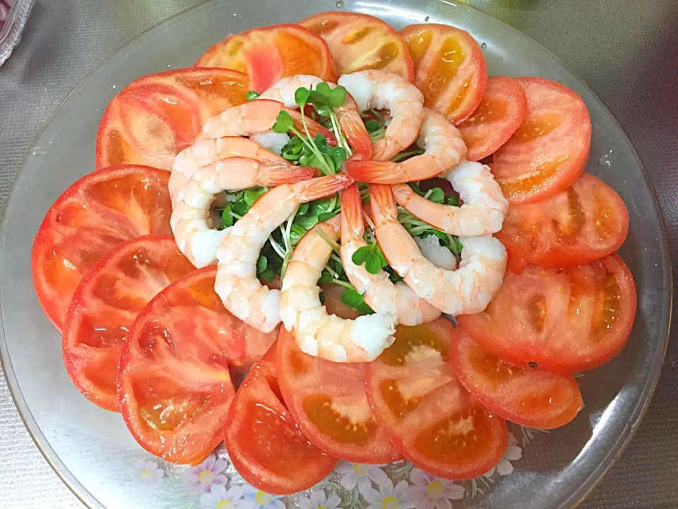 エビちゃんとトマトのサラダ🥗🍅 食べ応え抜群(*^▽^*)|Hiroko Suzukiさん