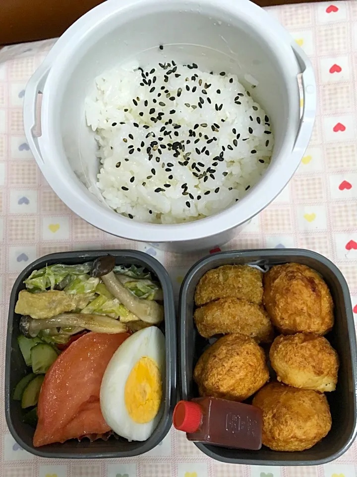 2月21日息子弁当
プチコロッケ  チキンナゲット
油揚げとしめじ炒め マヨ醤油和え
トマト きゅうり 卵|オリーブさん