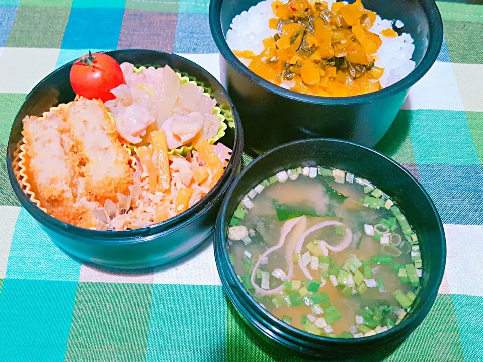 お弁当。コロッケと鶏の白菜煮物とにんじんツナのきんぴらとお味噌汁。|エリカさん