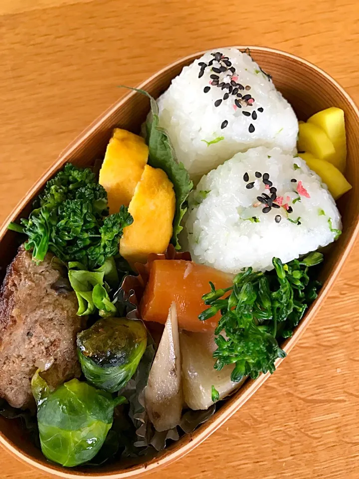 今日はわたしのお弁当だけ🍱
ハンバーグ芽キャベツ添え、筑前煮、玉子焼き🤗|5ネコママさん