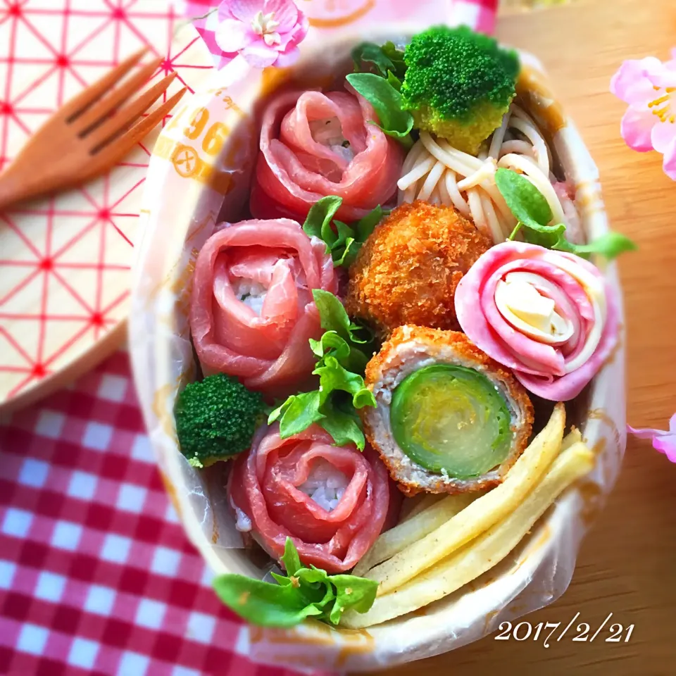 Snapdishの料理写真:薔薇おにぎり🌹生ハムで💖|さえちゃんさん