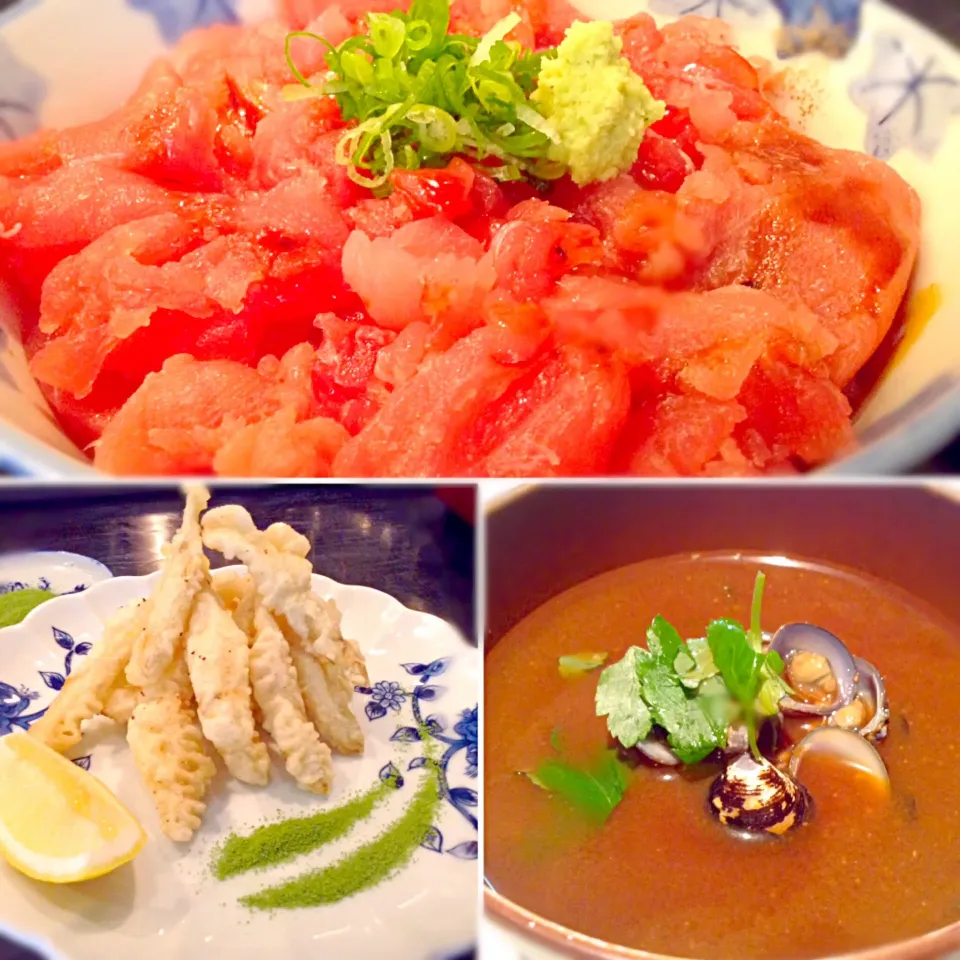 Snapdishの料理写真:簡単に賄いで、マグロの中落ちせせり丼、ワカサギの天ぷらを京都らしく抹茶塩で❗️肝臓に優しいシジミの赤出汁もプラスしました(^-^)/|Kujyou Higashiさん