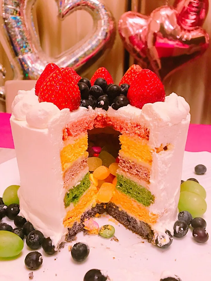 Snapdishの料理写真:サプライズバースデーケーキ🍰🎂
切ったらレインボーでお菓子がザクザク🍭！|KyokoKさん