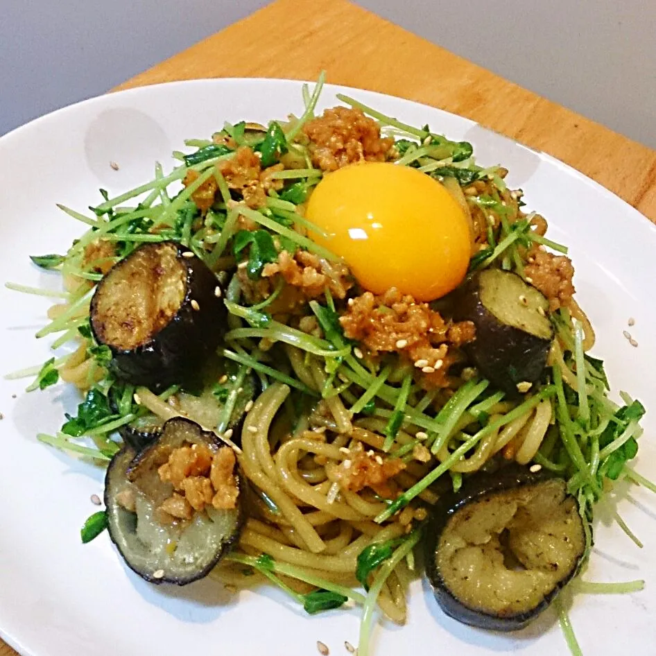 茄子と豆苗＆自家製肉味噌の焼そば＊卵黄のっけ|mi_neneco♪さん